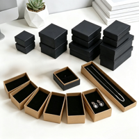 Boîte d'emballage rétro en papier kraft pour bijoux avec insert en éponge, couvercle et base noirs pour bagues et boucles d'oreilles, en stock chez le fabricant