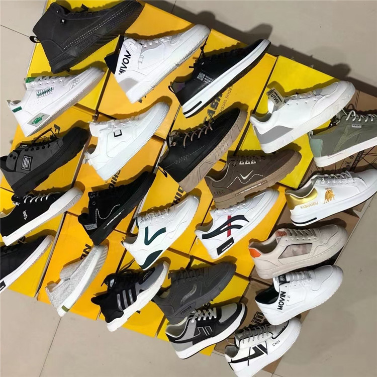 Sepatu Sneaker Merek Mewah Gaya Campuran Pakaian Bekas Stok Baru Sepatu Lari