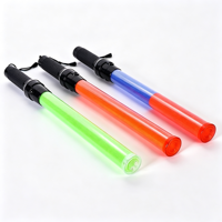 Bâton de signalisation LED rechargeable 54 cm, rouge et vert clignotant, étanche IP65, pour contrôle de sécurité manuel