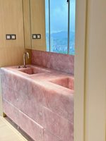Plan de toilette de salle de bain rétroéclairé en quartz rose sur mesure, avec double vasque intégrée en pierre de cristal rose naturelle pour villa de luxe