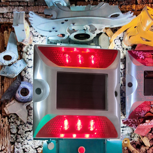 Borne routière réfléchissante prismatique à haute intensité alimentée par énergie solaire, étanche IP68, en aluminium, lumières LED clignotantes ou fixes, CE ROHS - Product Image 2