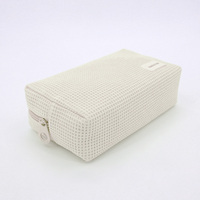 Trousse de toilette personnalisée brodée en tissu gaufré pour voyage Trousse de maquillage cosmétique gaufré avec lettres personnalisées Trousse de beauté