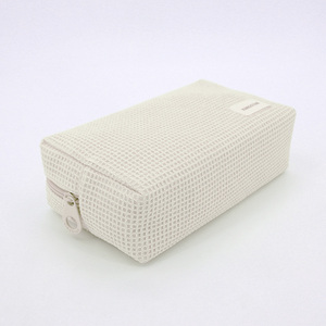 Trousse <span class=keywords><strong>de</strong></span> <span class=keywords><strong>toilette</strong></span> personnalisée brodée en tissu gaufré pour voyage Trousse <span class=keywords><strong>de</strong></span> maquillage cosmétique gaufré avec lettres personnalisées Trousse <span class=keywords><strong>de</strong></span> beauté - Product Image 4
