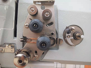 Máquina de coser industrial de columna de alta velocidad RN-9820Y con puntada de seguridad programable, alimentación manual y motor integrado - Product Image 4