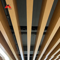 Plafond acoustique en aluminium Alumtimes avec finition imitation bois, plafond linéaire en métal ignifuge pour bureaux modernes et hôpitaux