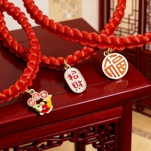 Collier réglable pour animaux de compagnie, pendentif poisson porte-bonheur avec clochette et fermoir doré, style classique, pour chat et chien, en corde rouge tressée faite main - Product Image 1
