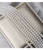 Une brinée de perles d'eau douce naturelles parfaitement rondes, taille 4,5-5 mm, noyau blanc, environ 39 cm de long avec plus de 80 perles