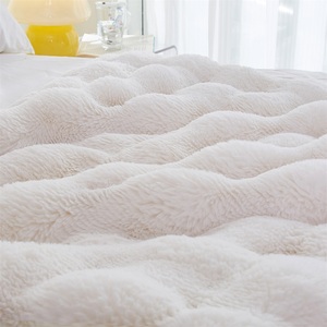 Couverture en Fausse Fourrure de Lapin Côtelée Double Face Ultra Plush Cosy Réversible Ruched Textured Ribbed Bubble Jacquard Aztec Faux Fur Blanket - Product Image 4