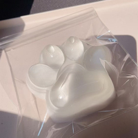 Les pattes de chat en gomme Taba sont super douces, à presser et à caresser. C'est un animal réaliste et amusant pour soulager le stress au bureau.