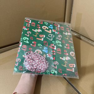 2 rouleaux de papier cadeau de Noël 2025 – Motif Meme Père Noël – Emballage festif - Product Image 6
