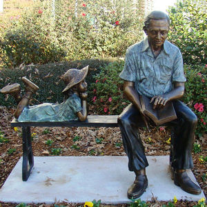 Statue en bronze bronze homme sur banc sculpture lecture avec petite fille - Product Image 2