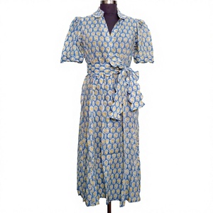 Robe midi éco-responsable 100 % coton pour femme, imprimé floral moderne, col en V, manches courtes, respirante, lavable, boutonnée - Product Image 1