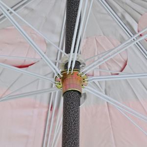 Sombrilla de Playa Resistente a los Rayos UV, de 150 cm de Radio, con Tela Plateada y Doble Varilla, para Exteriores - Product Image 3