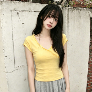 เสื้อยืดแขนสั้นคอวีสีเหลืองนม แต่งระบายช่วงไหล่ ทรงพอดีตัว ดีไซน์เรียบง่าย สวยเก๋สำหรับสาวๆ ใส่ได้ทุกวัน - Product Image 4