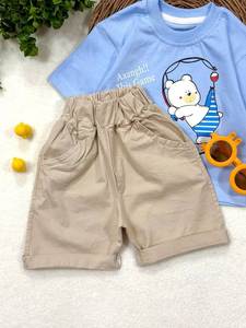 Ensemble de vêtements d'été décontractés en deux pièces pour jeunes garçons, avec t-shirt à manches courtes à motif d'ours amusant et short à ourlet plié - Product Image 2