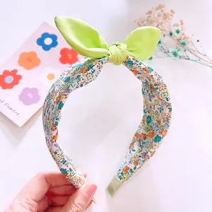 Fantezi çocuk saç aksesuarları çiçek baskı kumaş kaplı geniş plastik Hairband küçük kızlar sevimli güzel yay bandı