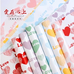 Amore nel cuore, carta da imballaggio floreale in plastica, carta regalo fai da te, materiale artistico floreale impermeabile - Product Image 1