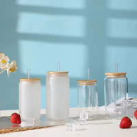 Gobelets en verre borosilicate givré réutilisables de 16 oz en forme de canette de bière avec couvercles et pailles