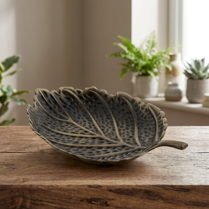 Plato de Servir en Forma de Hoja de Cerámica Hecho a Mano, Estilo Bohemio, Acabado Mate Natural, Vajilla Decorativa de 300 mm, Hoja de Cerámica Natural - Product Image 1
