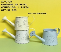 Regadera Metálica de 850 ml con Diseño Floral en Relieve para Jardín - Product Image 3