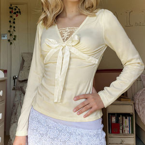 เสื้อท็อปผู้หญิงสไตล์ยุโรปอเมริกัน คอวี แต่งลูกไม้ โบว์ แขนยาว ทรงเข้ารูป ดีไซน์สองชั้น ดูเป็นเสื้อยืดสองชั้น - Product Image 5