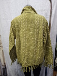 Chaqueta Verde Oliva con Estampado Étnico Elegante, Borlas en el Dobladillo, Frente Abierto, Estilo Boho para Usar en Capas - Product Image 6