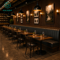 Ensemble de mobilier de restaurant commercial Ron Group : table carrée en bois massif et banquette en cuir
