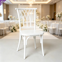 Chaise empilable en résine blanche style Chiavari avec dossier croisé et motif quadrillé pour mariage, banquet, fête, événement