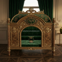 Lit bébé de luxe sculpté à la main avec revêtement en velours émeraude pour projets d'aménagement intérieur de palais et de villas