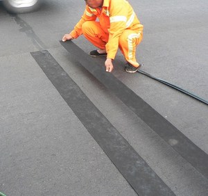 Tự Dính Asphalt Driveway Road Joint Niêm Phong Giải Pháp Crack Sửa Chữa Vỉa Hè Băng - Product Image 1
