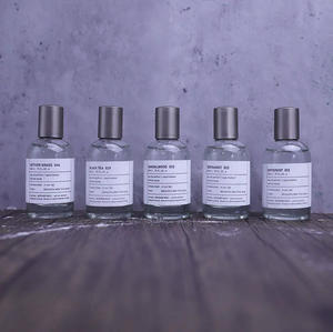 Flacon vaporisateur de parfum en verre de flint carré de 100 ml, 50 ml, 30 ml, en gros, logo personnalisé en stock, vide et rechargeable - Product Image 4