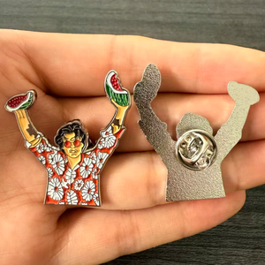 Spille in metallo all'ingrosso a tema musicale: simpatiche spille smaltate di Harry Styles che tiene un'anguria, accessori e souvenir per i fan della musica pop - Product Image 2