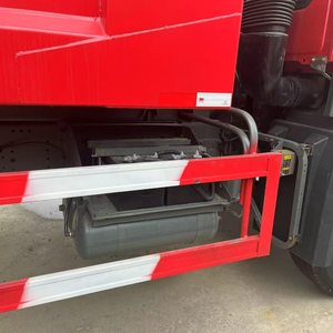 Venta Directa de Fábrica: Camión Volquete SINOTRUK HOWO 4x2 de 10 Toneladas y 6 Ruedas con Volquete Hidráulico en Buen Estado y Disponible en Stock - Product Image 4