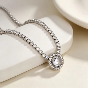 Collier pendentif en acier inoxydable pour femme, chaîne délicate avec breloque zircon en forme de cœur, design halo en cristal, cadeau de bijoux pour la Saint-Valentin - Product Image 4