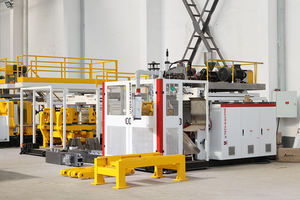 Machine de soufflage automatique pour bouteilles de détergent et fûts d'huile, multi-cavités, débavurage, IML, récupération des déchets, traitement des matériaux plastiques - Product Image 2