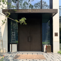 Porte d'entrée automatique à double battant en laiton sculpté artisanal, à alimentation électrique, pour villa de luxe