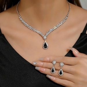 Parure de bijoux de mariée élégante en gros, tendance, en alliage de zinc plaqué or, avec strass, collier et boucles d'oreilles motif étoile et lune pour mariages - Product Image 2