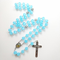 Chapelet catholique en acrylique translucide bleu clair avec crucifix et pièce centrale, léger