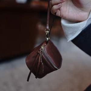 Monedero Retro de Mano, Mini Bolsa para Llaves de Cuero Flocado, para Guardar Pulseras de Cuentas, Estuche de Gran Capacidad para Auriculares y Lápiz Labial - Product Image 1