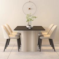 Elegante Esszimmermöbel im Stil des Quiet Luxury: Glänzender, minimalistischer Tisch mit Spiegeloberfläche und Steinplatte, mit eleganten cremefarbenen Ledersitzen.