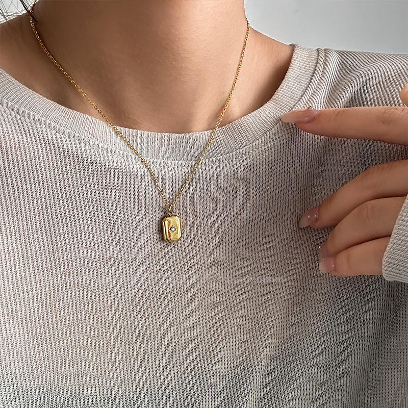 Collier carré acier titane