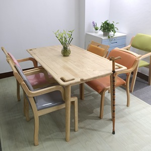 Juego de Mesa y Sillas de Madera Maciza para Personas Mayores Km-Ylz06 para Hogares de Ancianos e Instituciones de Atención Médica - Product Image 1