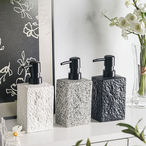 Ensemble de distributeurs de <span class=keywords><strong>savon</strong></span> <span class=keywords><strong>en</strong></span> céramique effet pierre texturée - Décoration de salle de bain moderne et minimaliste & pompe à lotion - Product Image 1