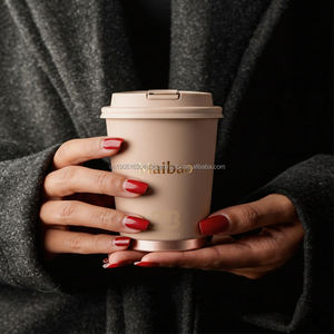 แก้วกาแฟกระดาษเคลือบสัมผัสนุ่มพิเศษ ขนาด 16 ออนซ์ แบบสองชั้น สีนู้ด ปั๊มโลโก้ฟอยล์สีโรสโกลด์ ผลิตจากวัสดุรีไซเคิล ย่อยสลายได้ เป็นมิตรต่อสิ่งแวดล้อม คุณภาพพรีเมียม - Product Image 5