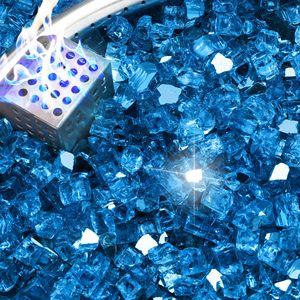 Vente en gros de copeaux de verre bleu Azuria, verre trempé réfléchissant broyé, pierres décoratives pour foyer à gaz extérieur, style industriel - Product Image 1