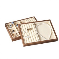 Présentoir de vitrine en stock pour diffusion en direct et vente de rue, organisateur de bijoux carré haut de gamme en bois de noyer pour bagues et boucles d'oreilles, Origine Jinhua