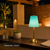 Lampe de table sans fil rechargeable Macaron avec abat-jour plissé, base dorée brossée, bouton poussoir, charge Type-C pour restaurant, café, hôtel