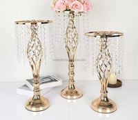 Tendance du moment : Support floral en spirale doré, centre de table géométrique en métal avec pampilles en cristal pour décoration florale de mariage et événements
