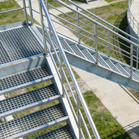 Escalier extérieur en acier galvanisé avec marches antidérapantes pour évacuation en cas d'incendie, usage industriel, marches d'escalier préfabriquées en acier