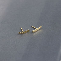 Mini boucles d'oreilles exquises en argent sterling 925 plaqué or 18 carats, 4 petites perles rondes, boucles d'oreilles fines pour femmes